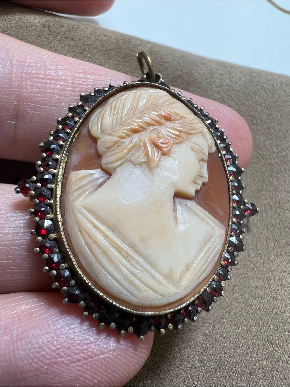 Vintage 900 silver Cameo Brooch Pendant in Cream with faceted Garnets